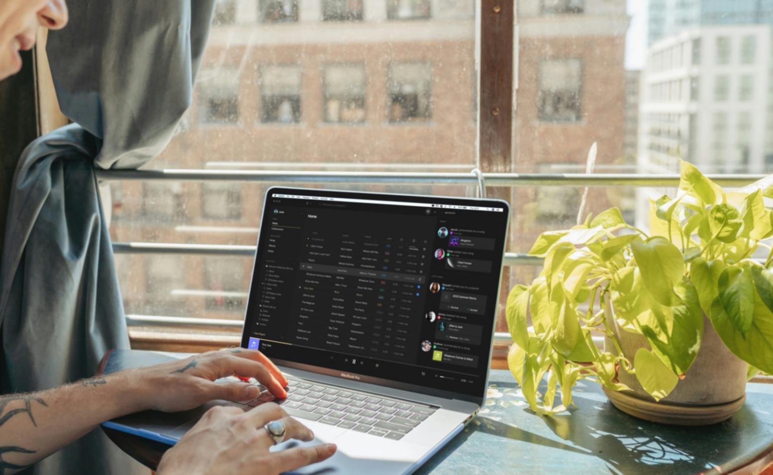 Équipe de consultants travaillant sur une stratégie financière personnalisée